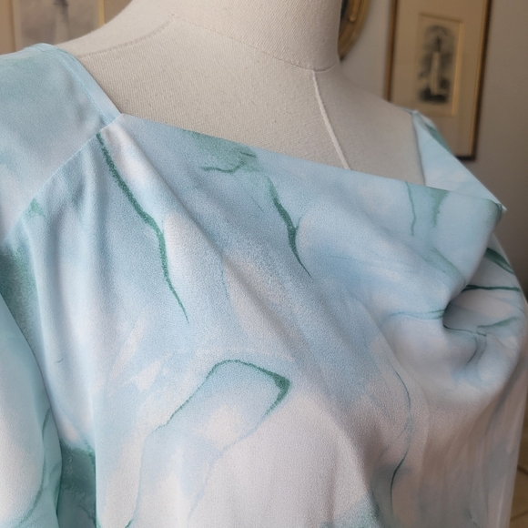 Beautiful Calvin Klein Blouse - Picture 2 of 8